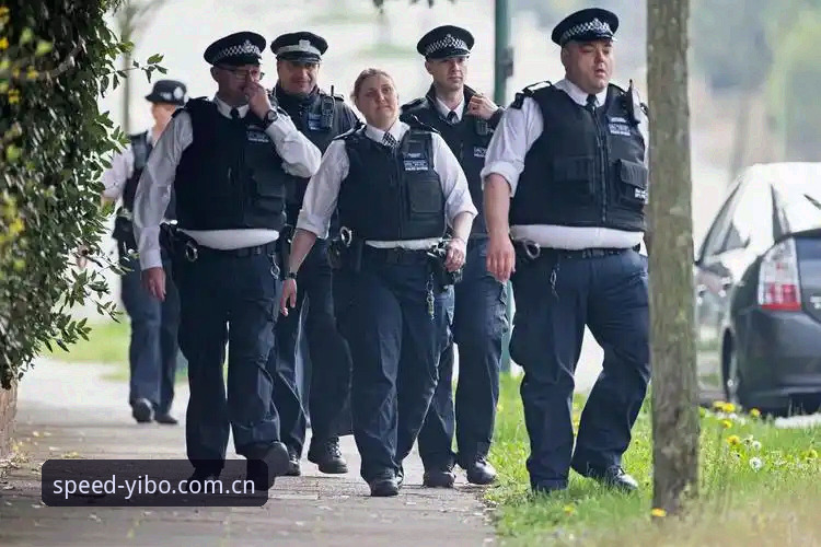 亿博体育台竞速激情iOS版 揭秘世界杯安保人数骤减背后的真相:英国警员仅派三名,亿博体育平台带你解析全新安保策略